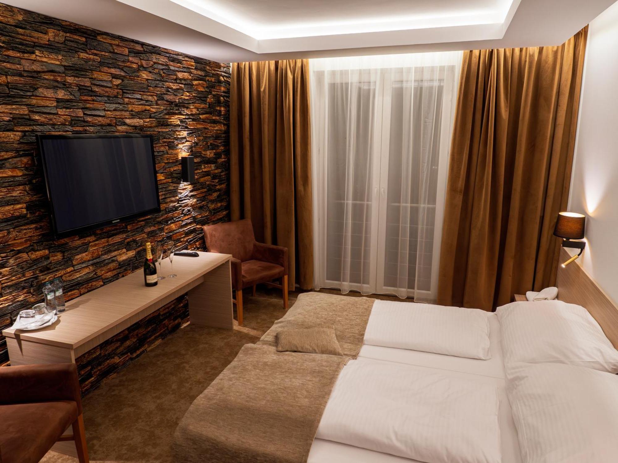 Elite Hotel Nová Dubnica Exteriör bild