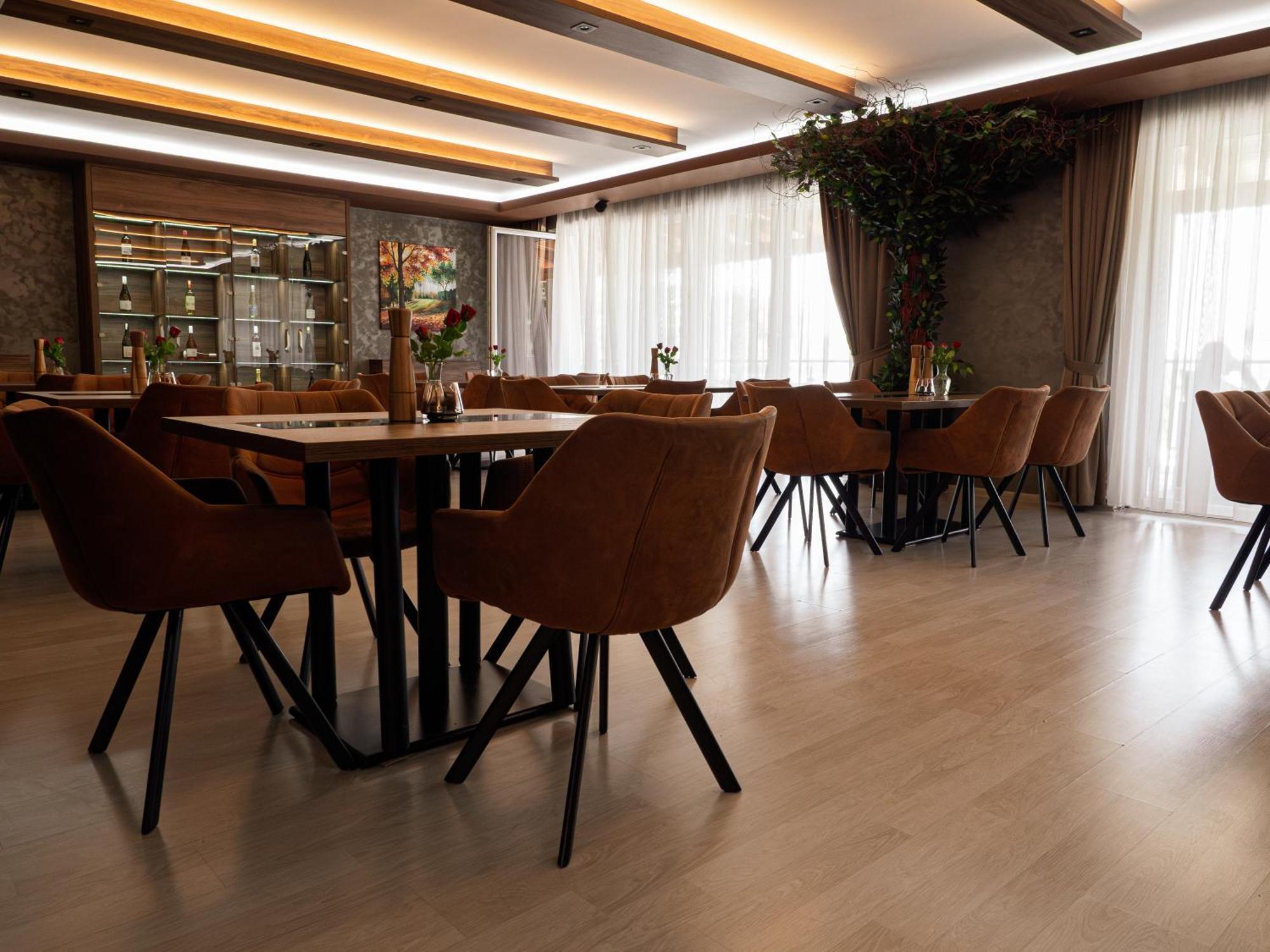 Elite Hotel Nová Dubnica Exteriör bild