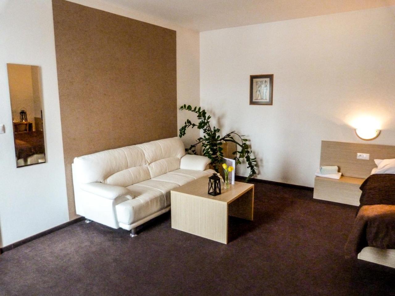 Elite Hotel Nová Dubnica Exteriör bild