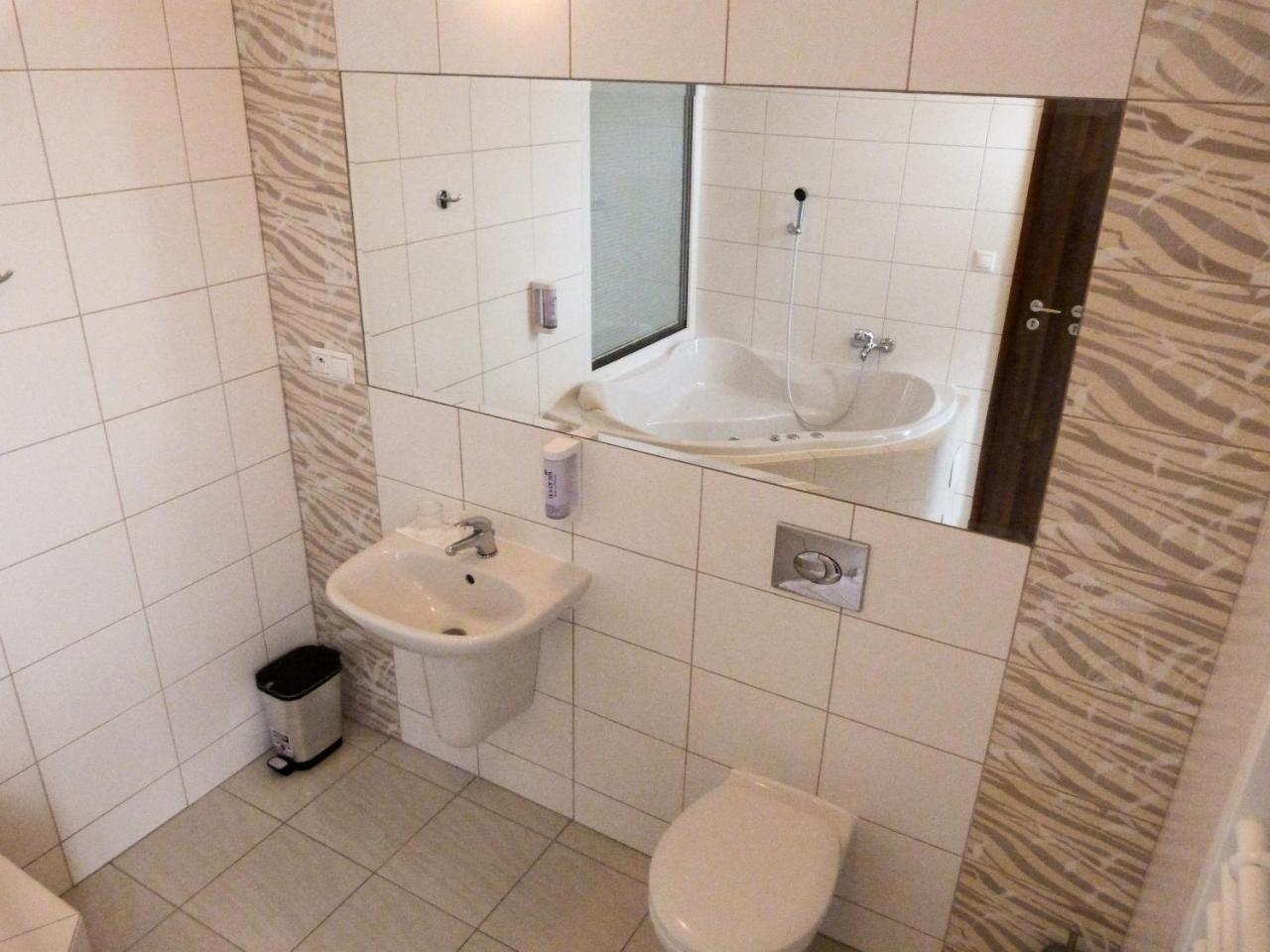 Elite Hotel Nová Dubnica Exteriör bild